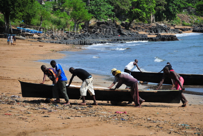 sao-tome195: Pantufo, Água Grande district, São Tomé and Príncipe / STP: fishermen land their pirogues on the beach / pescadores trazem as pirogas para terra - praia - photo by M.Torres - (c) Travel-Images.com - Stock Photography agency - Image Bank