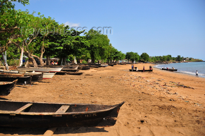 sao-tome196: Pantufo, Água Grande district, São Tomé and Príncipe / STP: beach and boats - the fishermen rule the beach / praia e barcos - os pescadores dominam a praia - photo by M.Torres - (c) Travel-Images.com - Stock Photography agency - Image Bank