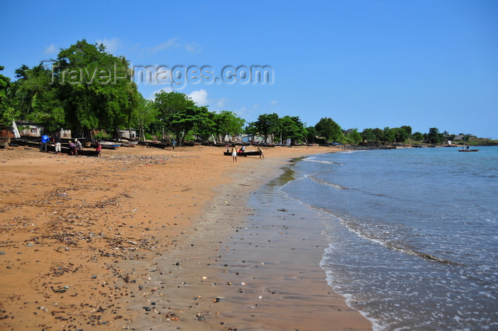 sao-tome197: Pantufo, Água Grande district, São Tomé and Príncipe / STP: beach and boats / praia e barcos - photo by M.Torres - (c) Travel-Images.com - Stock Photography agency - Image Bank