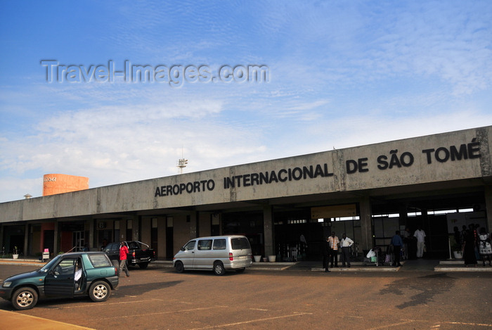 sao-tome200: São Tomé, Água Grande district, São Tomé and Príncipe / STP: São Tomé International Airport - terminal - land side / Aeroporto Internacional de São Tomé - terminal lado de terra - photo by M.Torres - (c) Travel-Images.com - Stock Photography agency - Image Bank