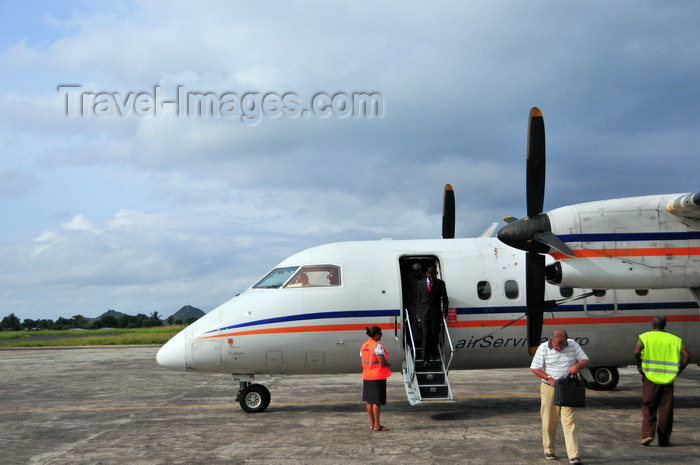 sao-tome206: São Tomé, Água Grande district, São Tomé and Príncipe / STP: São Tomé International Airport - passengers arrive from Libreville - Air Service Gabon De Havilland Canada DHC-8-102 Dash 8 TR-LHA, cn 128 / passageiros chegam de Libreville - Aeroporto Internacional de São Tomé - photo by M.Torres - (c) Travel-Images.com - Stock Photography agency - Image Bank