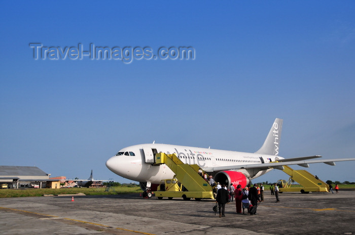 sao-tome209: São Tomé, Água Grande district, São Tomé and Príncipe / STP: São Tomé International Airport - passengers board White Airways Airbus A310-304 CS-TKI cn-448 / passageiros embarcam num A310 da White - Aeroporto Internacional de São Tomé - photo by M.Torres - (c) Travel-Images.com - Stock Photography agency - Image Bank