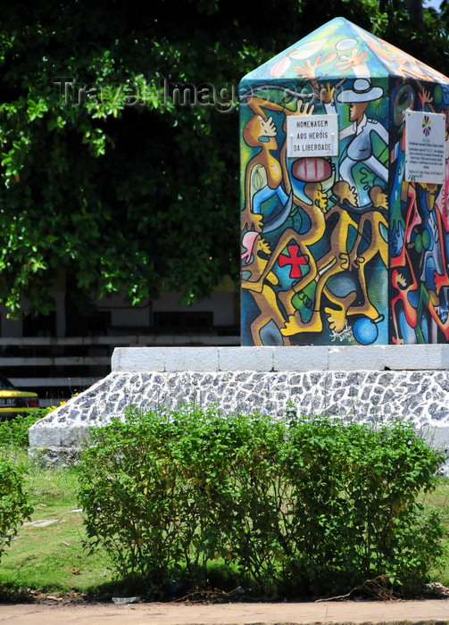 sao-tome21: São Tomé, São Tomé and Príncipe / STP: the pedestal of João de Santarém statue gets a kitschy coat of paint and becomes the Heroes of Liberty monument - Independence ave. / o pedestal da estátua de João de Santarém recebe uma pintura e transforma-se no Monumento aos Heróis da Liberdade - avenida da Independência - photo by M.Torres - (c) Travel-Images.com - Stock Photography agency - Image Bank