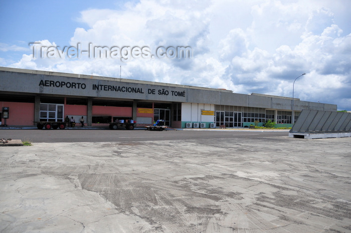 sao-tome212: São Tomé, Água Grande district, São Tomé and Príncipe / STP: São Tomé International Airport - terminal - air side - IATA TMS, ICAO FPST/ Aeroporto Internacional de São Tomé - terminal lado ar - photo by M.Torres - (c) Travel-Images.com - Stock Photography agency - Image Bank