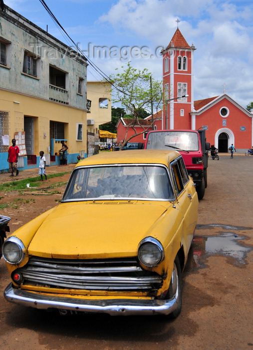 sao-tome215: São Tomé, São Tomé and Príncipe / STP: São Tomé, Água Grande, São Tomé and Príncipe / STP: old Peugeot and the Church of Our Lady of the Conception / velho Peugeot e a Igreja de Nossa Senhora da Conceição - Avenida Conceição - photo by M.Torres - photo by M.Torres - (c) Travel-Images.com - Stock Photography agency - Image Bank