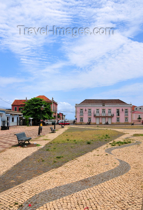 sao-tome216: São Tomé, São Tomé and Príncipe / STP: Prime Minister's Office and House of Culture / calçada na praça Luis de Camões, Palácio do Governo (ex Câmara Municipal) e Casa da Cultura - Rua do Município, antiga Rua do Pelourinho - photo by M.Torres - (c) Travel-Images.com - Stock Photography agency - Image Bank