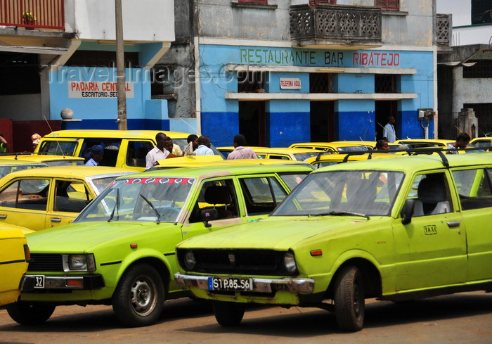 sao-tome217: São Tomé, São Tomé and Príncipe / STP: taxis on Conceição avenue, near Ribatejo restaurant / taxis na Avenida Conceição, junto ao restaurante Ribatejo e à padaria central - photo by M.Torres - (c) Travel-Images.com - Stock Photography agency - Image Bank