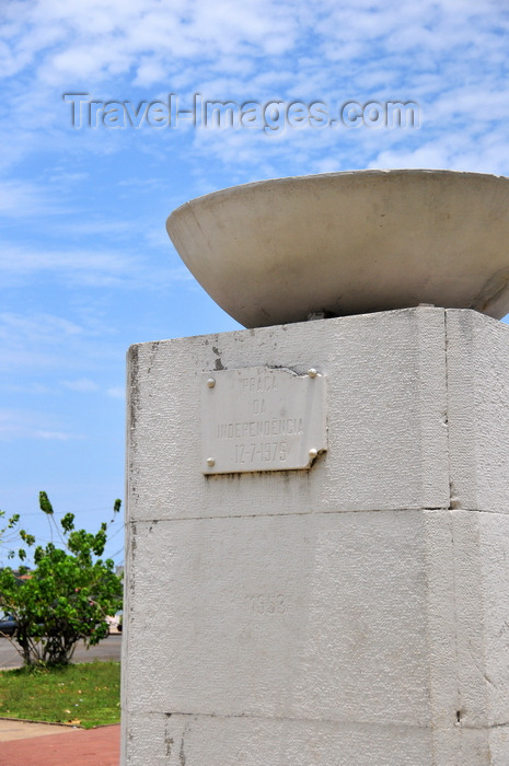 sao-tome221: São Tomé, São Tomé and Príncipe / STP: pedestal of the Pero Escobar statue, now replaced by an empty bowl, symbolizing independence / Praça da Independência - pedestal da Estátua de Pero Escobar, agora substituida por uma tigela vazia, símbolo da Independência - photo by M.Torres - (c) Travel-Images.com - Stock Photography agency - Image Bank