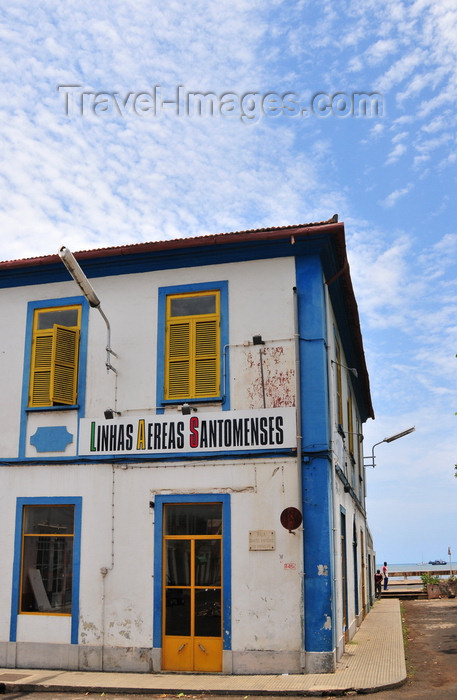 sao-tome222: São Tomé, São Tomé and Príncipe / STP: Santomean AIrlines downtown office / Linhas Aéreas Santomenses - Rua Santo António do Prícipe - photo by M.Torres - (c) Travel-Images.com - Stock Photography agency - Image Bank