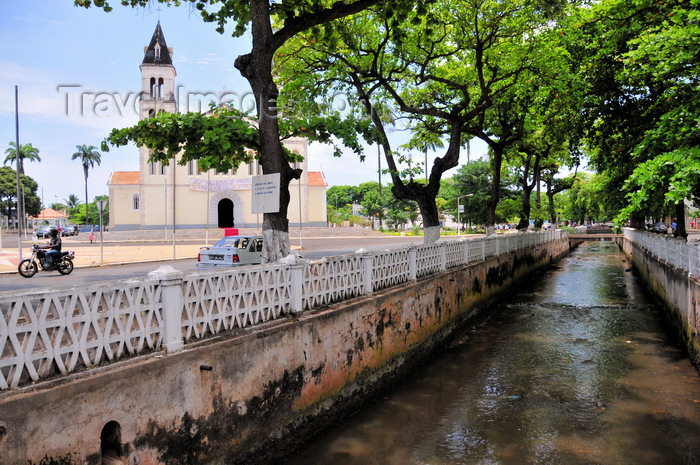 sao-tome223: São Tomé, São Tomé and Príncipe / STP: Água Grande river and the Catholic Cathedral of Our Lady of Grace / rio Água Grande e a Sé Cathedral - photo by M.Torres - (c) Travel-Images.com - Stock Photography agency - Image Bank