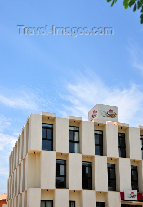 sao-tome228: São Tomé, São Tomé and Príncipe / STP: modern architecture - Sat building / edifício cubista - arquitectura moderna na Avenida Amílcar Cabral - Sat Seguros - photo by M.Torres - (c) Travel-Images.com - Stock Photography agency - Image Bank