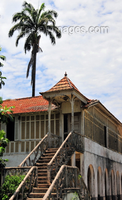 sao-tome229: São Tomé, São Tomé and Príncipe / STP: old manor house in need of restoration / velho palacete - photo by M.Torres - (c) Travel-Images.com - Stock Photography agency - Image Bank