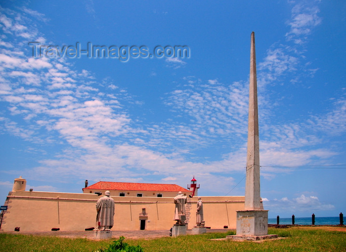 sao-tome232: São Tomé, São Tomé and Príncipe / STP: Portuguese statues and obelisk in front of fort Saint Sebastian / oblisco e estátuas de navegadores Portugueses em frente ao Forte de São Sebastião - photo by M.Torres - (c) Travel-Images.com - Stock Photography agency - Image Bank