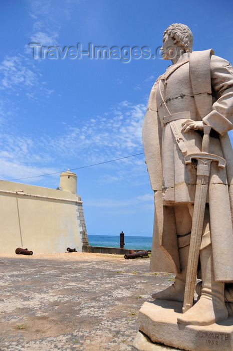 sao-tome234: São Tomé, São Tomé and Príncipe / STP: statue of João de Santarém by A.Duarte - fort of Saint Sebastian / estátua de João de Santarém por A.Duarte - Forte de São Sebastião - photo by M.Torres - (c) Travel-Images.com - Stock Photography agency - Image Bank