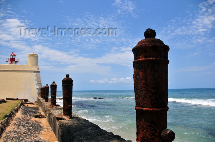 sao-tome236: São Tomé, São Tomé and Príncipe / STP: line of Portuguese cannons and the Ocean - fort of Saint Sebastian / linha de canhões Portugueses e o Oceano Atlântico - Forte de São Sebastião - photo by M.Torres - (c) Travel-Images.com - Stock Photography agency - Image Bank