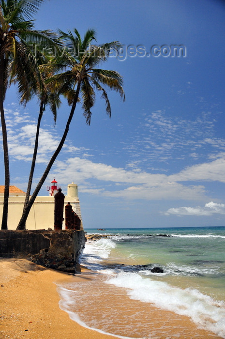 sao-tome237: São Tomé, São Tomé and Príncipe / STP: coconut trees, golden beach sand and the Portuguese fort of Saint Sebastian / coqueiros, praia de areia dourada e o Forte de São Sebastião - Ponta de São Sebastião - photo by M.Torres - (c) Travel-Images.com - Stock Photography agency - Image Bank