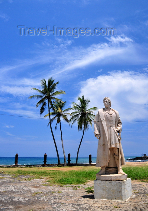 sao-tome239: São Tomé, São Tomé and Príncipe / STP: statue of João de Santarém and coconut trees - seafarer the discovered the island for Portuguese king D. Afonso V, on behalf of Fernão Gomes da Mina - fort of Saint Sebastian / estátua de João de Santarém, explorador que descobruiu a ilha para o rei D. Afonso V, ao serviço de Fernão Gomes da Mina - Forte de São Sebastião - photo by M.Torres - (c) Travel-Images.com - Stock Photography agency - Image Bank