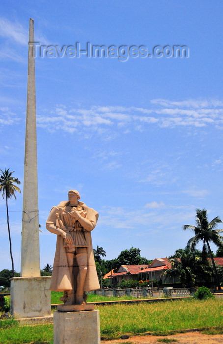 sao-tome240: São Tomé, São Tomé and Príncipe / STP: statue of João de Paiva, the island's first captain major - obelisk marking the visit of president Américo Tomás - fort of Saint Sebastian / estátua de João de Paiva, primeiro capitão donatário e impulsionador da povoação do arquípelago - obelisco comemorativo da visita do Almirante Américo Tomás à colónia - Forte de São Sebastião - photo by M.Torres - (c) Travel-Images.com - Stock Photography agency - Image Bank