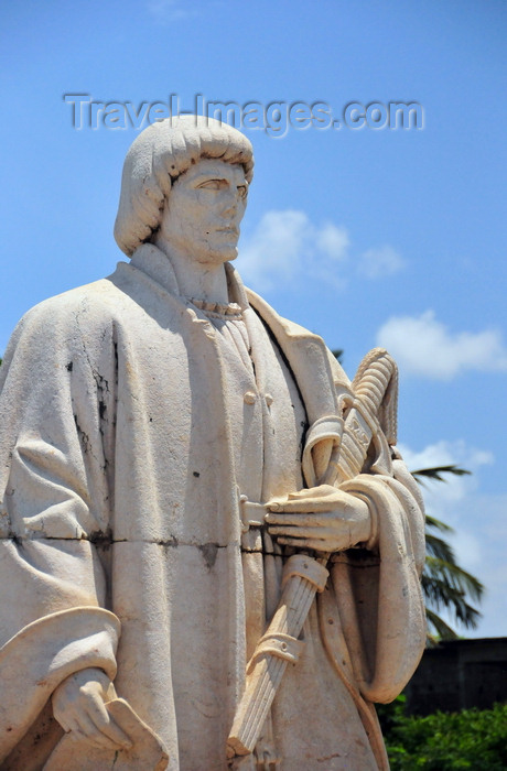 sao-tome241: São Tomé, São Tomé and Príncipe / STP: statue of Pedro Escobar, Portuguese seafarer that discovered the island with João de Santarém - fort of Saint Sebastian / Pedro Escobar, navegador que com João de Santarém descobriu a ilha - Forte de São Sebastião - photo by M.Torres - (c) Travel-Images.com - Stock Photography agency - Image Bank