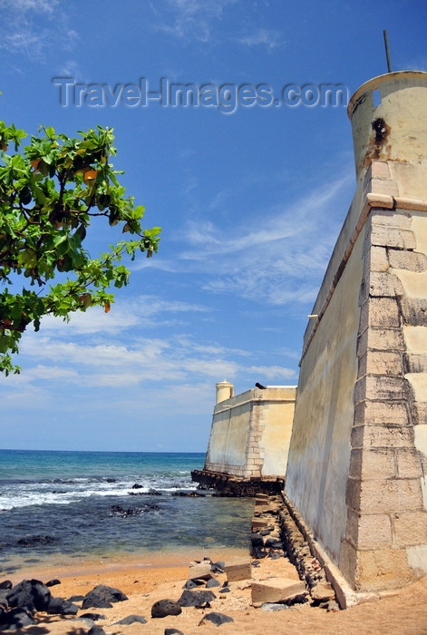 sao-tome243: São Tomé, São Tomé and Príncipe / STP: Portuguese fort of Saint Sebastian - north side / Forte de São Sebastião - lado norte - photo by M.Torres - (c) Travel-Images.com - Stock Photography agency - Image Bank