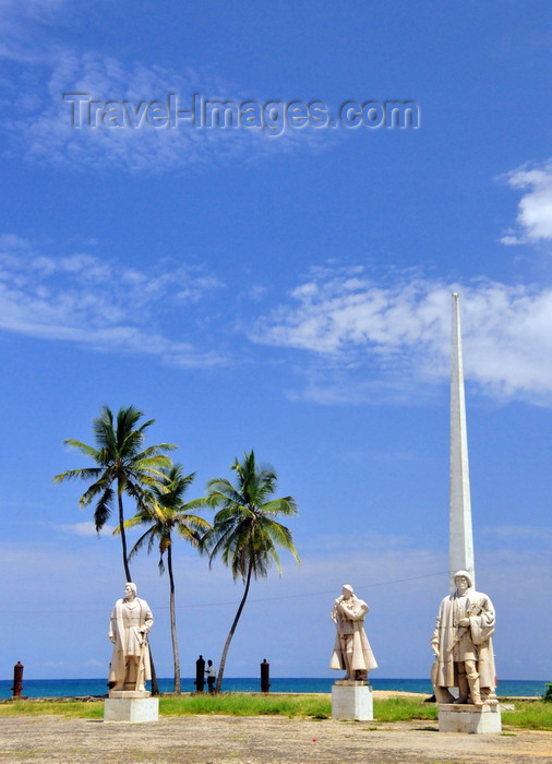 sao-tome247: São Tomé, São Tomé and Príncipe / STP: Portuguese statues and obelisk in front of fort Saint Sebastian - after independence the statues were removed from the sity and place here, by the ocean, as fits a Portuguese soul / obelisco e estátuas de navegadores Portugueses em frente ao Forte de São Sebastião - a estátuas foram removidas da cidade e colocadas aqui, junto ao mar, adequadamente para almas Lusitanas - photo by M.Torres - (c) Travel-Images.com - Stock Photography agency - Image Bank