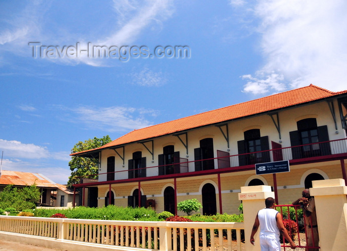 sao-tome250: São Tomé, São Tomé and Príncipe / STP: Misericórdia and STP International Bank - former train station / SCMSTP - Santa Casa da Misericórdia e Banco Internacional de STP, antiga estação ferroviária - Avenida Marginal 12 de Julho, Rua Juventude - photo by M.Torres - (c) Travel-Images.com - Stock Photography agency - Image Bank