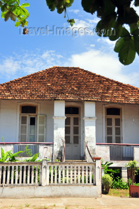 sao-tome251: São Tomé, São Tomé and Príncipe / STP: old colonial house / vivenda colonial - Avenida Marginal 12 de Julho - photo by M.Torres - (c) Travel-Images.com - Stock Photography agency - Image Bank