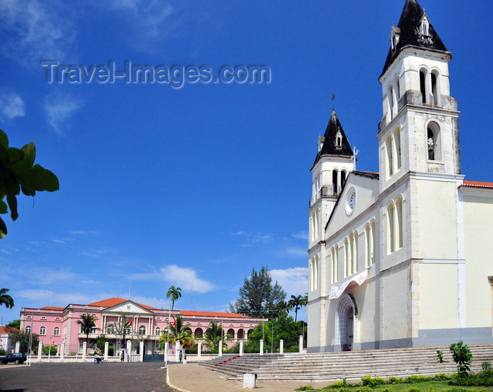 sao-tome252: São Tomé, São Tomé and Príncipe / STP: Cathedral of São Tomé and the Presidential Palace - Água Grande square / Largo àgua Grande - Sé Catedral de São Tomé e o Palácio Presidencial, ex-Palácio dos Governadores Portugueses - photo by M.Torres - (c) Travel-Images.com - Stock Photography agency - Image Bank