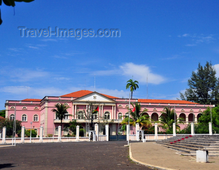 sao-tome253: São Tomé, São Tomé and Príncipe / STP: Presidential Palace, aka the People's Palace, former residence of the Portuguese Governors / Palácio Presidencial ou Palácio do Povo - Palácio do Governo da Província em São Tomé, residência dos Governadores Lusos - Palácio Côr-de-Rosa no Largo Água Grande - photo by M.Torres - (c) Travel-Images.com - Stock Photography agency - Image Bank