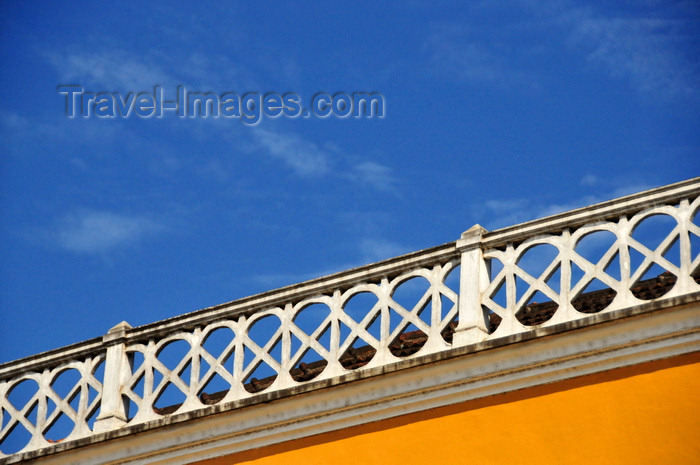 sao-tome256: São Tomé, São Tomé and Príncipe / STP: eaves with balustrade / beirado decorado - photo by M.Torres - (c) Travel-Images.com - Stock Photography agency - Image Bank