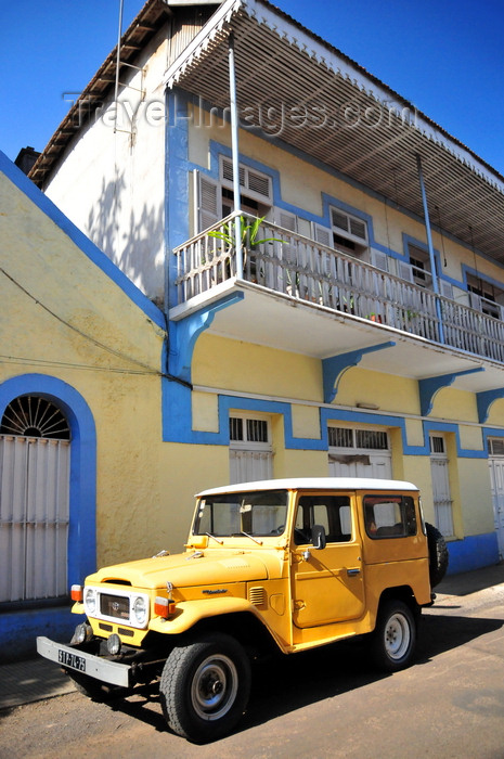 sao-tome258: São Tomé, São Tomé and Príncipe / STP: Toyota Land Cruiser FJ40 at Navetur agency / jipe amarelo - Toyota Land Cruiser 40 junto à agência Navetur - Rua Viriato da Cruz - photo by M.Torres - (c) Travel-Images.com - Stock Photography agency - Image Bank