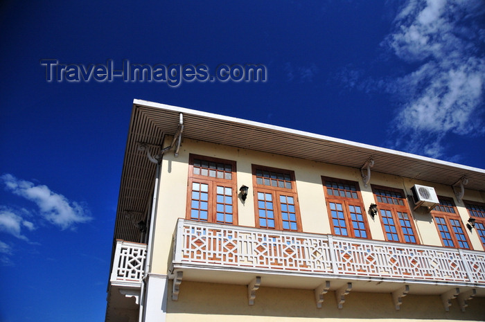 sao-tome259: São Tomé, São Tomé and Príncipe / STP: colonial balcony on Viriato da Cruz street / varanda com motivos geométricos - sacada na Rua Viriato da Cruz - photo by M.Torres - (c) Travel-Images.com - Stock Photography agency - Image Bank