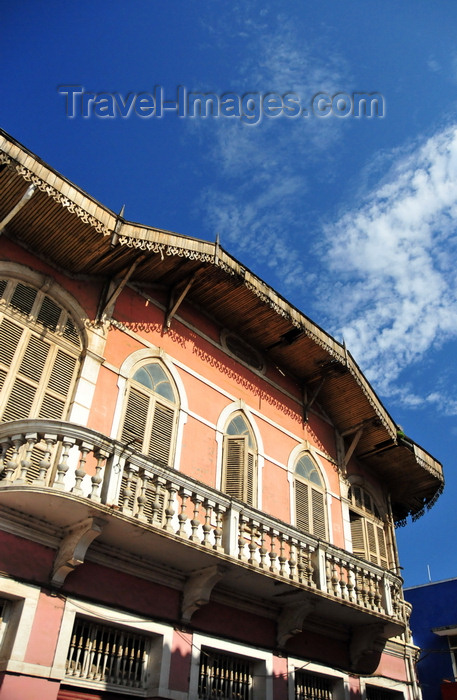 sao-tome263: São Tomé, São Tomé and Príncipe / STP: colonial building with decorated wooden eaves and balcony supported on console brackets / edifício colonial com beirados decorados em madeira e varanda com balaústres - Rua de Moçambique - photo by M.Torres - (c) Travel-Images.com - Stock Photography agency - Image Bank