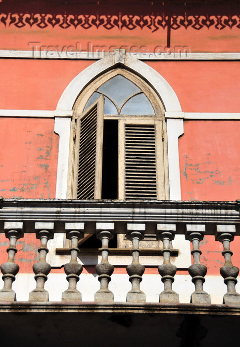 sao-tome264: São Tomé, São Tomé and Príncipe / STP: ogival window and colonial balcony with balustrade / janela ogival com venezianas e varanda colonial com balaústres - Rua de Moçambique - photo by M.Torres - (c) Travel-Images.com - Stock Photography agency - Image Bank