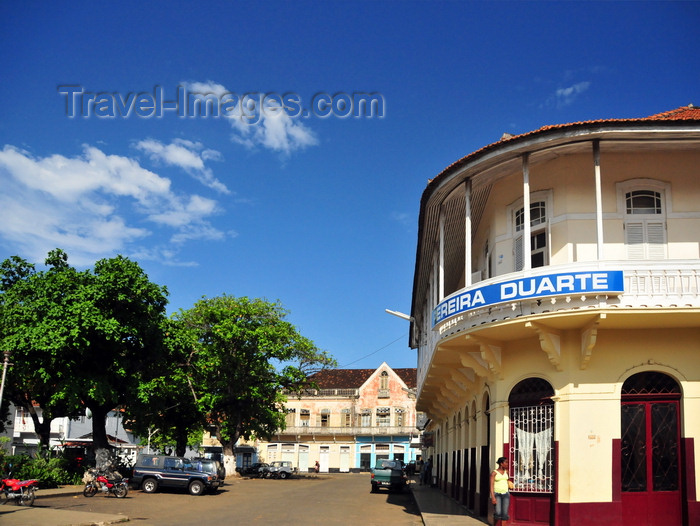 sao-tome265: São Tomé, São Tomé and Príncipe / STP: Pereira Duarte shop and Friendship square / armazéns Pereira Duarte e a Praça da Amizade, antigo Largo da Feira - photo by M.Torres - (c) Travel-Images.com - Stock Photography agency - Image Bank