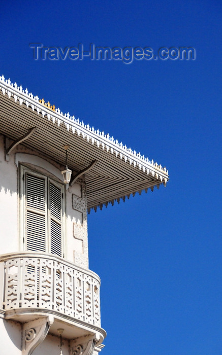 sao-tome268: São Tomé, São Tomé and Príncipe / STP: balcony and decorated eaves - building of the Epifanio da França pharmacy - Independence square / varanda e beirados decorados - Farmácia Epifânio da França - Praça da Independência - photo by M.Torres - (c) Travel-Images.com - Stock Photography agency - Image Bank