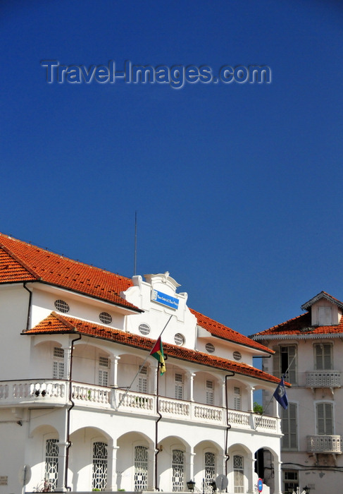 sao-tome269: São Tomé, São Tomé and Príncipe / STP: building of the Central Bank, former BNU - Independence square / Banco Central de STP, antigo Banco Nacional Ultramarino - Praça da Independência - photo by M.Torres - (c) Travel-Images.com - Stock Photography agency - Image Bank