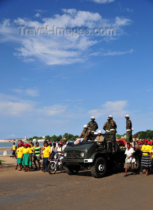 sao-tome270: São Tomé, São Tomé and Príncipe / STP: funeral with military honours on the waterfront avenue / funeral com honras militares - poetisa subversiva Alda do Espírito Santo - camião aberto Mercedes - Avenida Maginal 12 de Julho, antiga av. Barão de Agua Izé - photo by M.Torres - (c) Travel-Images.com - Stock Photography agency - Image Bank