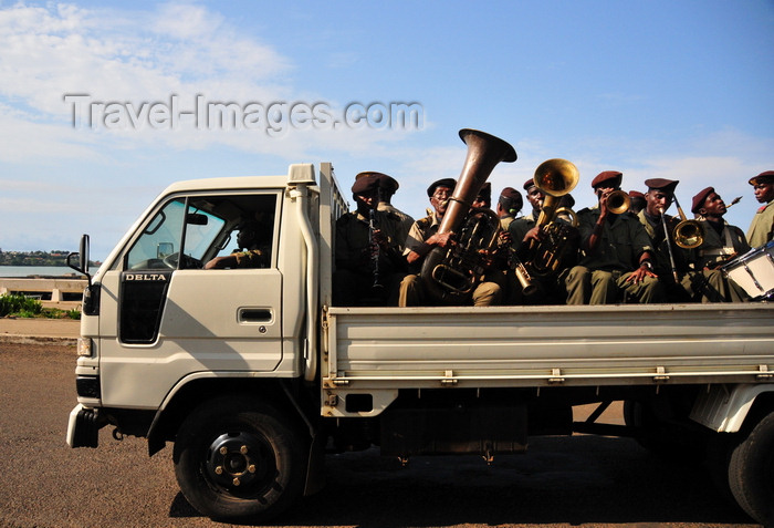 sao-tome271: São Tomé, São Tomé and Príncipe / STP: army band on the back of a Daihatsu Delta truck - waterfront avenue / banda militar num camião Daihatsu Delta - Avenida Maginal 12 de Julho, antiga av. Barão de Agua Izé - photo by M.Torres - (c) Travel-Images.com - Stock Photography agency - Image Bank