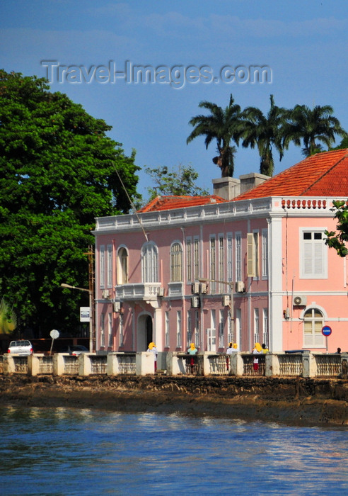 sao-tome274: São Tomé, São Tomé and Príncipe / STP: Palace of Justice facing the sea / Palácio de Justiça e registo civil, antigo edifício dos Correios e Telefones - Avenida Marginal - photo by M.Torres - (c) Travel-Images.com - Stock Photography agency - Image Bank