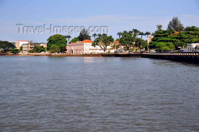 sao-tome276: São Tomé, São Tomé and Príncipe / STP: Ana Chaves bay - waterfront avenue / baía Ana Chaves - Avenida Marginal 12 de Julho, ex-avenida Barão de Água Izé - photo by M.Torres - (c) Travel-Images.com - Stock Photography agency - Image Bank