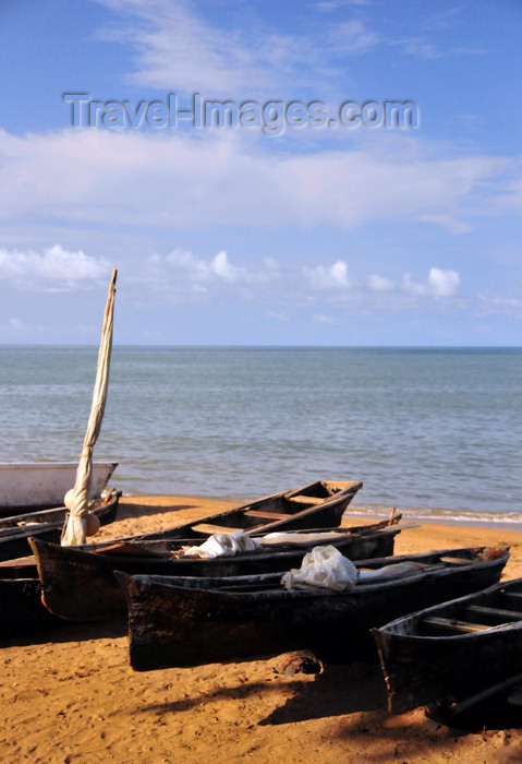 sao-tome282: São Tomé, São Tomé and Príncipe / STP: fishing canoes on the beach - Ana Chaves bay / canoas de pesca na praia - baía Ana Chaves - photo by M.Torres - (c) Travel-Images.com - Stock Photography agency - Image Bank