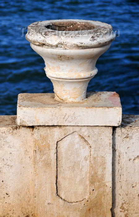 sao-tome283: São Tomé, São Tomé and Príncipe / STP: old vase on the waterfront avenue / velho vaso na Avenida Marginal 12 de Julho  - photo by M.Torres - (c) Travel-Images.com - Stock Photography agency - Image Bank