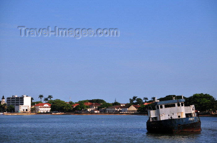 sao-tome284: São Tomé, São Tomé and Príncipe / STP: wreck and Ana Chaves bay / baía Ana Chaves e navio encalhado e abandonado - photo by M.Torres - (c) Travel-Images.com - Stock Photography agency - Image Bank