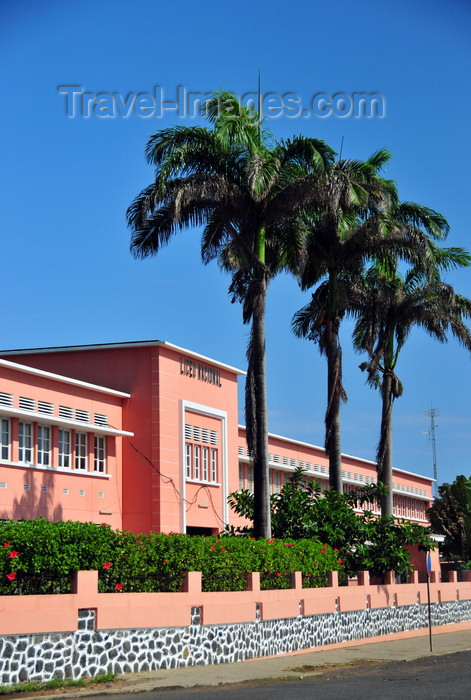 sao-tome285: São Tomé, São Tomé and Príncipe / STP: National Lyceum and coconut trees - waterfront avenue / Liceu Nacional e coqueiros, ex-Escola Técnica Silva Cunha - Av. Marginal - photo by M.Torres - (c) Travel-Images.com - Stock Photography agency - Image Bank