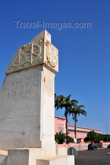 sao-tome286: São Tomé, São Tomé and Príncipe / STP: monument to prince Henry, the Navigator - identical to those in Dili, Cidade da Praia, Bissau, Maputo and Torres Novas - waterfront avenue / monumento ao Infante dom Henrique, semelhante aos existentes em Dili, Cidade da Praia, Bissau, Maputo e Torres Novas - Avenida Marginal 12 de Julho - Liceu Nacional em fundo - photo by M.Torres - (c) Travel-Images.com - Stock Photography agency - Image Bank