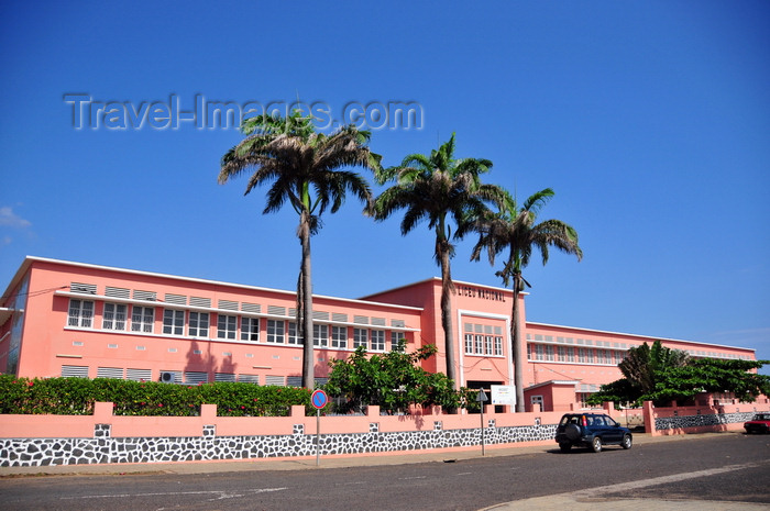 sao-tome288: São Tomé, São Tomé and Príncipe / STP: National Lyceum, main high-school in colonial times, same as today - waterfront avenue / Liceu Nacional, ex-Escola Técnica Silva Cunha - principal escola secundária nos tempos coloniais e ao presente - Av. Marginal - photo by M.Torres - (c) Travel-Images.com - Stock Photography agency - Image Bank