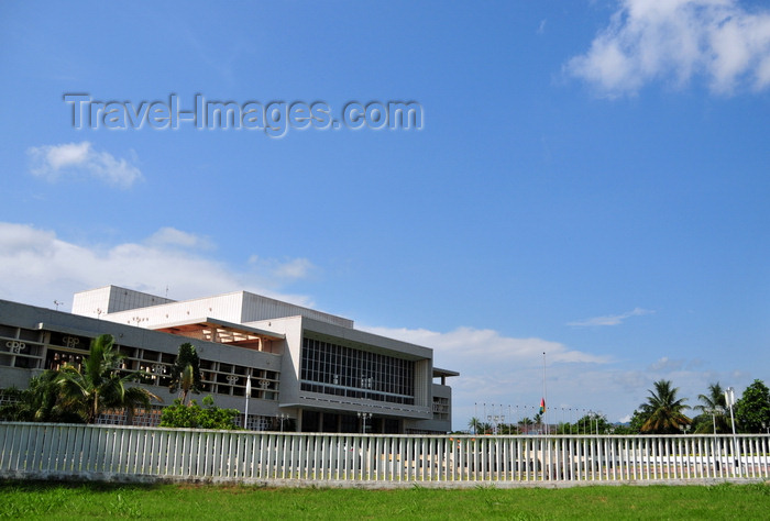 sao-tome291: São Tomé, São Tomé and Príncipe / STP: Congress Palace - Santomese Parliament, built by the Chinese / Palácio dos Congressos - Assembleia Nacional - Parlamento - resultado da cooperação 
com a República Popular da China - photo by M.Torres - (c) Travel-Images.com - Stock Photography agency - Image Bank