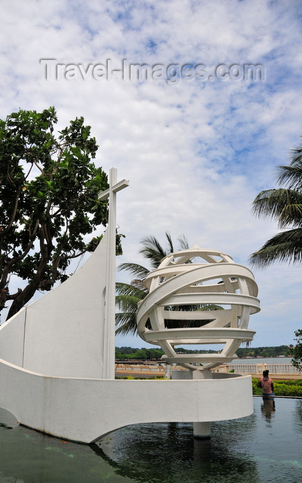 sao-tome293: São Tomé, São Tomé and Príncipe / STP: fountain with cross and armillary sphere on the waterfront / fonte com esfera armilar e cruz - Avenida Marginal - photo by M.Torres - (c) Travel-Images.com - Stock Photography agency - Image Bank