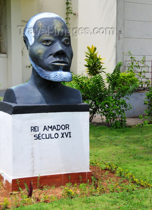 sao-tome295: São Tomé, São Tomé and Príncipe / STP: bust of king Amador at the STP Historical Archive / busto do Rei Amador, mito criado para fomentar o patriotismo - jardim do Arquivo Histórico de São Tomé e Príncipe - photo by M.Torres - (c) Travel-Images.com - Stock Photography agency - Image Bank